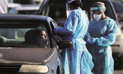 Enfermeras realizan pruebas anticovid a conductores en Miami,