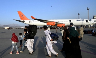 Familias afganas en el aeropuerto de Kabul. / Foto: AFP.