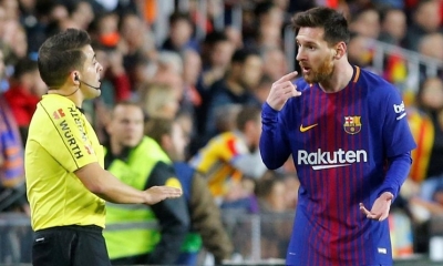 Leo Messi conversa con el asistente de Iglesias Villanueva (Heino Kalis / Reuters)