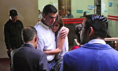El alcalde electo José María Leyes abraza a su esposa, Ingrid Lazaneo. | Foto archivo