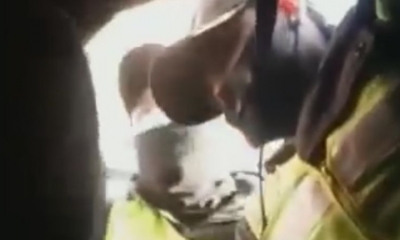 El momento del arresto de las tres activistas.