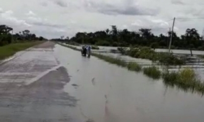 Así está en estos momentos la zona. El agua ha copado la mitad del asfalto a 25 km de llegar a Ascención.