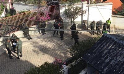 Personal policial fuera de la embajada de México. | Twitter Marcelo Ebrard
