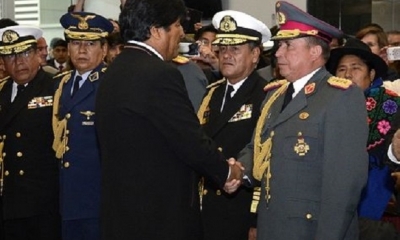 Morales saluda a Kaliman durante su posesión como comandante de las FFAA. A la izquierda, se ve a Terceros con uniforme azul. Foto: Min. Defensa