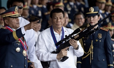 Rodrigo Duterte, presidente de Filipinas, con un arma, Foto: AFP