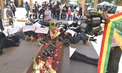 Comerciantes del Correo protestaron con ataúdes y lazos negros en las afueras de la Alcaldía de Cochabamba.