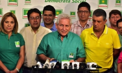 Costas brindó una conferencia esta mañana acompañado de Ernesto Suárez y Óscar Ortiz. 