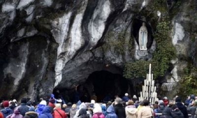 La Gruta de las Apariciones, donde según la tradición la Virgen María se apareció a la pastora Bernadette Soubirous en 1858