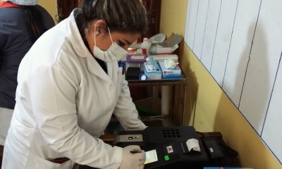 Participante de la feria realizando análisis de creatinina en sangre y proteinuria en orina. Foto: RRSS
