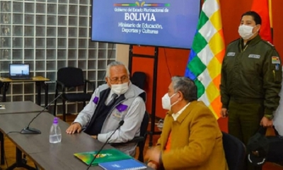 El ministro de Educación, Víctor Hugo Cárdenas, y el presidente de la Federación Boliviana de Fútbol (FBF), Cesar Salinas