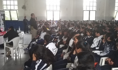 El Tcnl. DEAP. Luis Adolfo Escobar Ríos, Director de la FELCC de Yacuiba durante la capacitación a estudiantes del colegio Estenssoro 