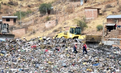Maquinaria pesada mueve la basura en el relleno de K´ara K´ara.