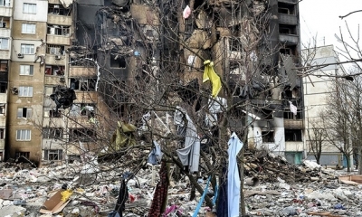 La imagen muestra un edificio bombardeado en la ciudad Ucraniana de Kharkiv.