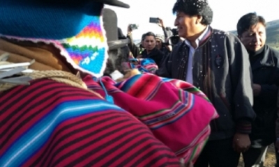 El presidente Evo Morales comprometió el miércoles la construcción de viviendas, dotación de semillas y canalización de ríos