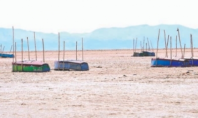 Botes sobre el lago Poopó seco.