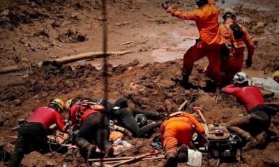 Bomberos participan este lunes en las labores de rescate de las víctimas de la ruptura de una presa minera, en Brumadinho (Brasil). 