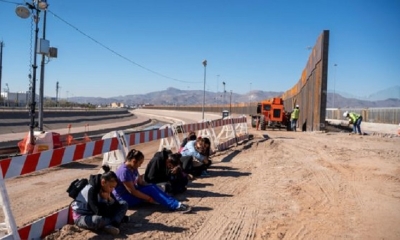 Fotografía del 2019 donde migrantes salvadoreños esperan que llegue un transporte después de entregarse a la Patrulla Fronteriza de los Estados Unidos