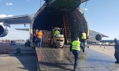 A través de Twitter, la misión rusa de la ONU confirmó la llegada del avión y compartieron el proceso de descarga de los implementos médicos.