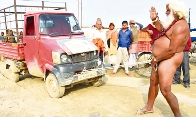 Uno de estos Sadhus fue fotografiado en las últimas horas arrastrando una camioneta con su órgano sexual