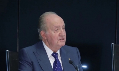 Juan Carlos I saluda durante un acto público en 2018
