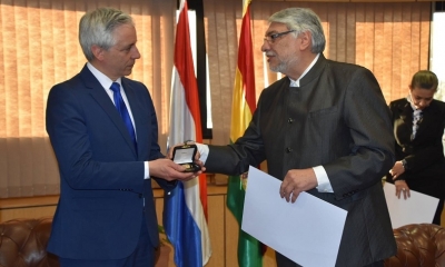 El presidente del Senado de Paraguay, Fernando Lugo, otorga la Medalla Bicentenario y la Medalla Paz del Chaco al vicepresidente de Bolivia