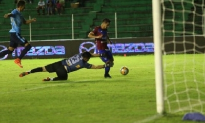 Rodrigo Ramallo se sacó la marca de Hugo Suárez antes de anotar el primero para San José. Foto: Jorge Uechi
