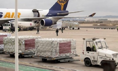 Operarios descargan más mascarillas y material sanitario. | Fuente: EFE/Referencial