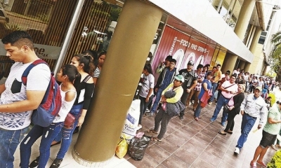 Las filas de los usuarios son largas en la avenida René Moreno, en el cine Center, para tramitar el carné