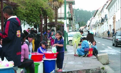 Las personas se dedican a comercializar globos con agua durante los días del Carnaval.