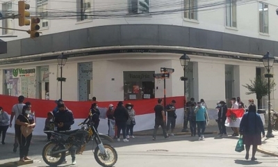 Las arterias del centro citadino de Tarija están bloqueadas con banderas.