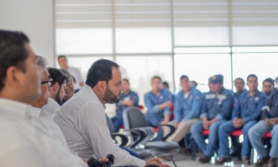 El presidente de Yacimiento Petrolíferos Fiscales Bolivianos (YPFB), Herland Soliz, en reunión con los trabajadores. 