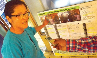 ﻿UNA DENUNCIANTE, ANTES DE LA AUDIENCIA EN EL EDIFICIO ABUGOCH/FOTO. ﻿FABIO LOAYZA