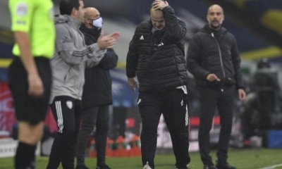 Marcelo Bielsa (centro) y Pep Guardiola en el partido de hoy. | EFE