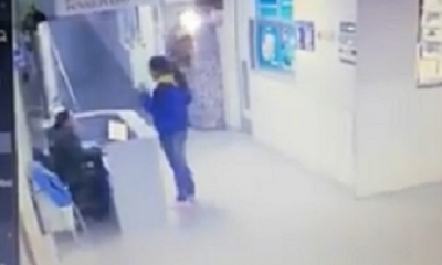 Esperan que la madre vuelva por su bebé/Foto. Captura de pantalla