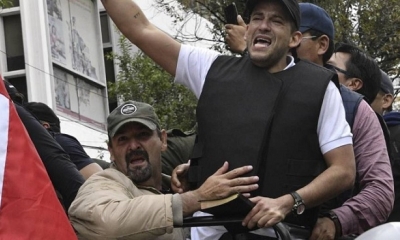  Marco Serrate, a la izquierda de Luis Fernando Camacho sosteniéndolo, cuando fungía como jefe de seguridad del entonces cívico en 2019