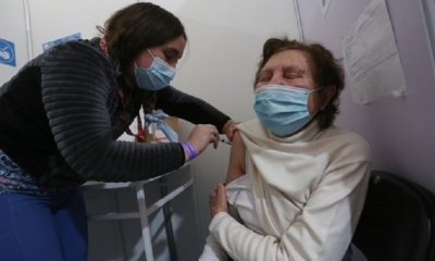 Una mujer mientras recibe una dosis de refuerzo de AztraZeneca. 