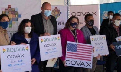 Autoridades nacionales durante la entrega de las vacunadas donadas por Estados Unidos.