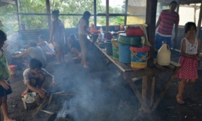 Los evacuados de la región del volcán Mayón, en erupción en Filipinas, comparten una cocina común en la escuela que les sirve de refugio