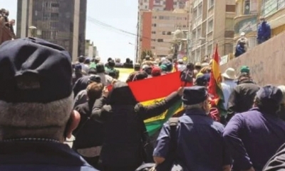 Jefes militares de espaldas en un acto pasado.