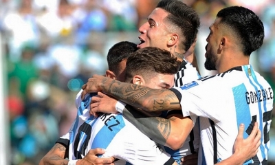 Enzo Fernández festeja con Julián Álvarez, Nico González y Di Maria. (Foto: AFP)
