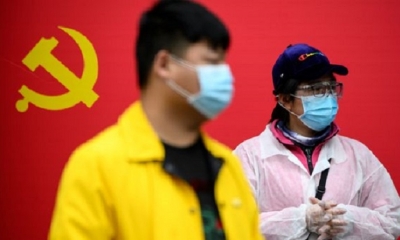 Dos ciudadanos de Wuhan en una de las calles de la ciudad donde se originó el nuevo coronavirus. | Fuente: AFP