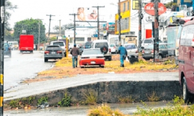 Una persona de la tercera edad o un niño no puede atravesar este tipo de obstáculo en las calles. Foto: EL DEBER