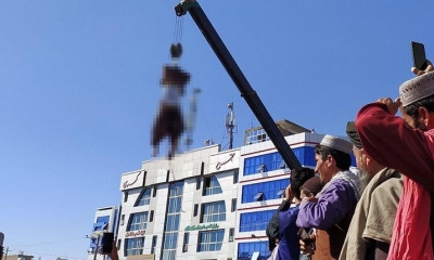 Un cadáver se muestra en un área pública está colgado de una grúa en Herat. | AFP