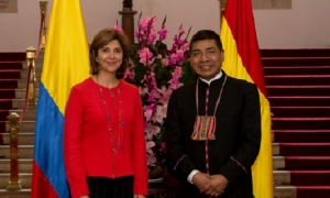 El canciller Fernando Huanacuni se reunió este viernes con su homóloga María Ángela Holguín como parte de una visita oficial a Colombia. Foto:Agencias