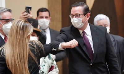 Añez saluda al nuevo ministro Ortiz, tras la posesión en Palacio Quemado. 