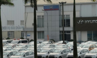 Automóviles de la compañía surcoreana Hyundai, aparcados frente a la fábrica de la compañía en las afueras de Hanoi, Vietnam, en marzo de 2015.