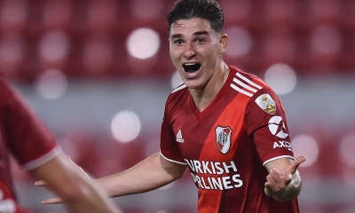 Julián Álvarez festeja una conquista con River Plate.