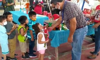 Viceministro Rodas entrega juguetes a hijos de mujeres recluidas en Palmasola