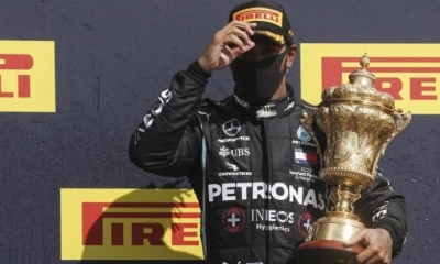 El piloto Lewis Hamilton en el podio del Gran Premio de Gran Bretaña. | EFE