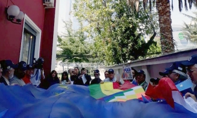 Organizaciones sociales chilenas que acompañaron el despliegue de la bandera de la reivindicación marítima. Foto: ABI